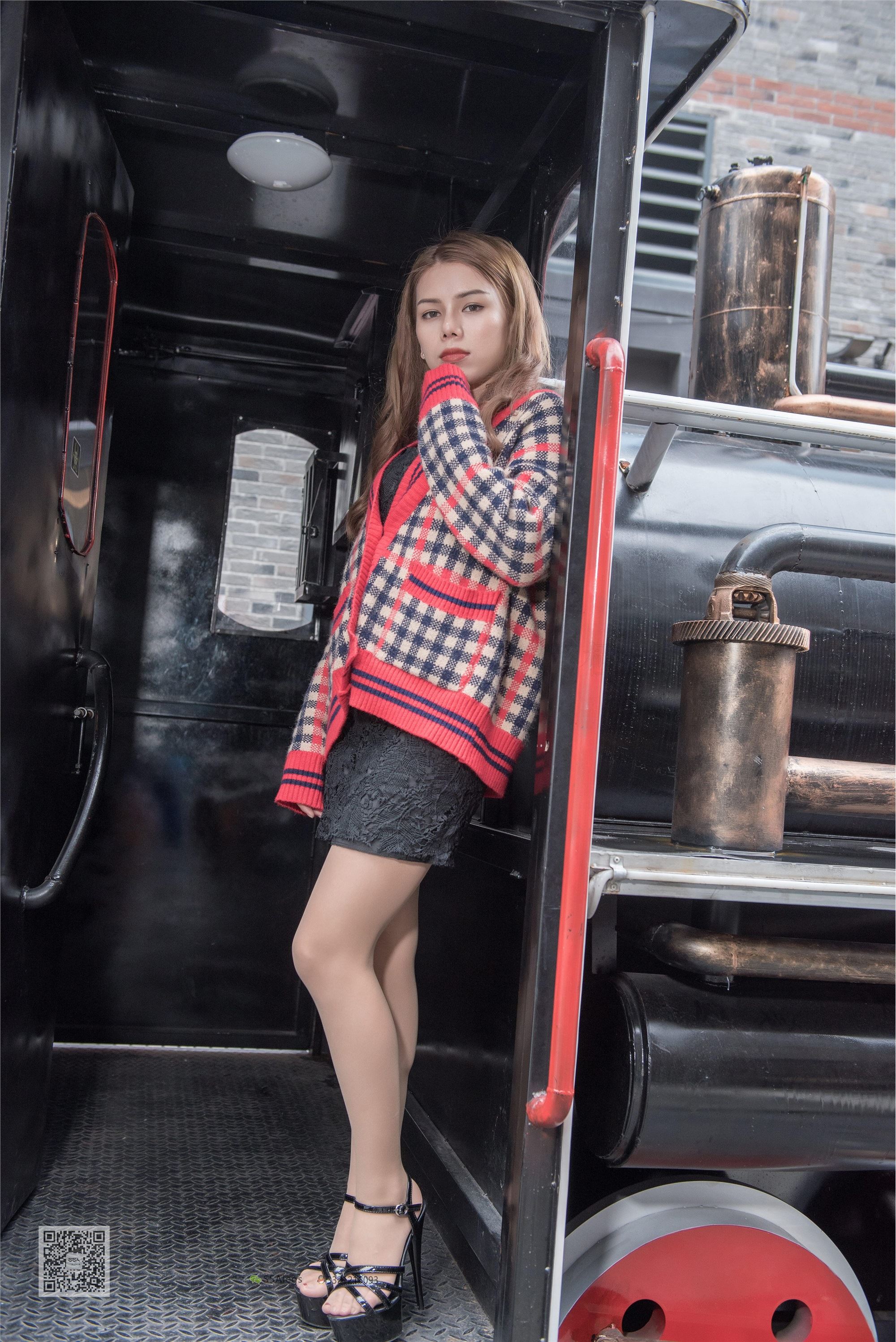 SSA丝社 NO.030 芷沫-混血美女芷沫街拍肉色丝袜足尖曲线特写